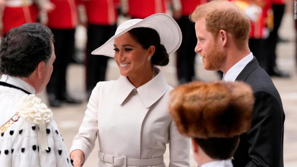Queen verpasst den Jubiläumsgottesdienst mit Harry und Meghan in Anwesenheit, als Boris Johnson ausgebuht hat