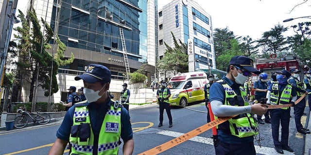 Polizeibeamte kontrollieren am Donnerstag, den 9. Juni 2022, einen Brandort in Daegu, Südkorea. Bei einem Brand, der in einem Bürogebäude in der südkoreanischen Stadt Daegu, einem Einheimischen, ausbrach, wurden am Donnerstag mehrere Menschen getötet und Dutzende verletzt Feuer, sagte ein Polizeibeamter.  (Lee Mu-yeol/Nachrichten über AP)
