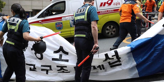 Südkoreanische Polizisten und Feuerwehrleute inspizieren am Donnerstag, den 9. Juni 2022, den Brandort in Daegu, Südkorea. Mehrere Menschen wurden am Donnerstag bei dem Brand getötet und Dutzende verletzt, der sich auf ein Bürogebäude in Daegu, Südkorea, ausbreitete.  Das teilten die Stadt, die örtliche Feuerwehr und die Polizei mit.  (Park Si Jin/Yonhap über The Associated Press)