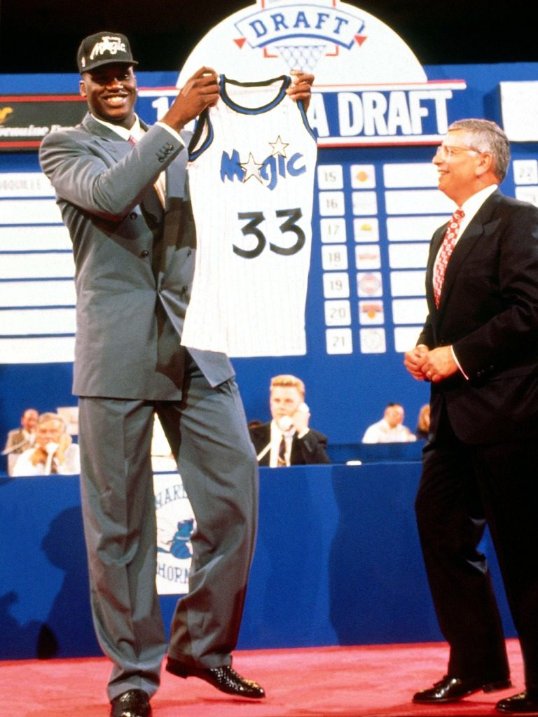 Shaquille O'Neal, nachdem er 1992 im NBA-Draft auf Platz 1 gewählt wurde.