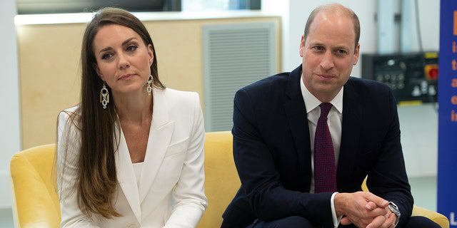 Prinz William und Catherine, Herzogin von Cambridge, sprechen mit Teilnehmern während eines Besuchs der Elevate Initiative im Brixton House am 22. Juni 2022 in London.