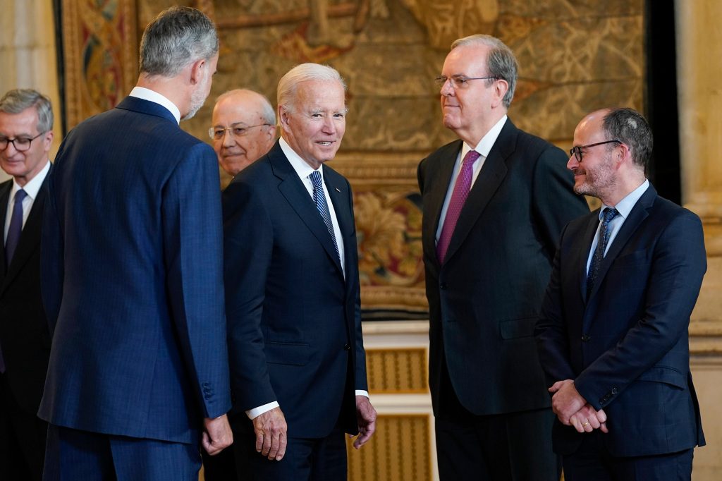 Präsident Joe Biden trifft am Dienstag, den 28. Juni 2022, den spanischen König Felipe VI. und die spanische Delegation im Königspalast in Madrid.