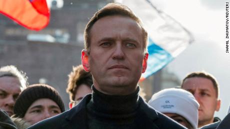 Der inhaftierte Kremlkritiker Alexej Nawalny wurde des Betrugs für schuldig befunden und zu weiteren neun Jahren Haft verurteilt.
