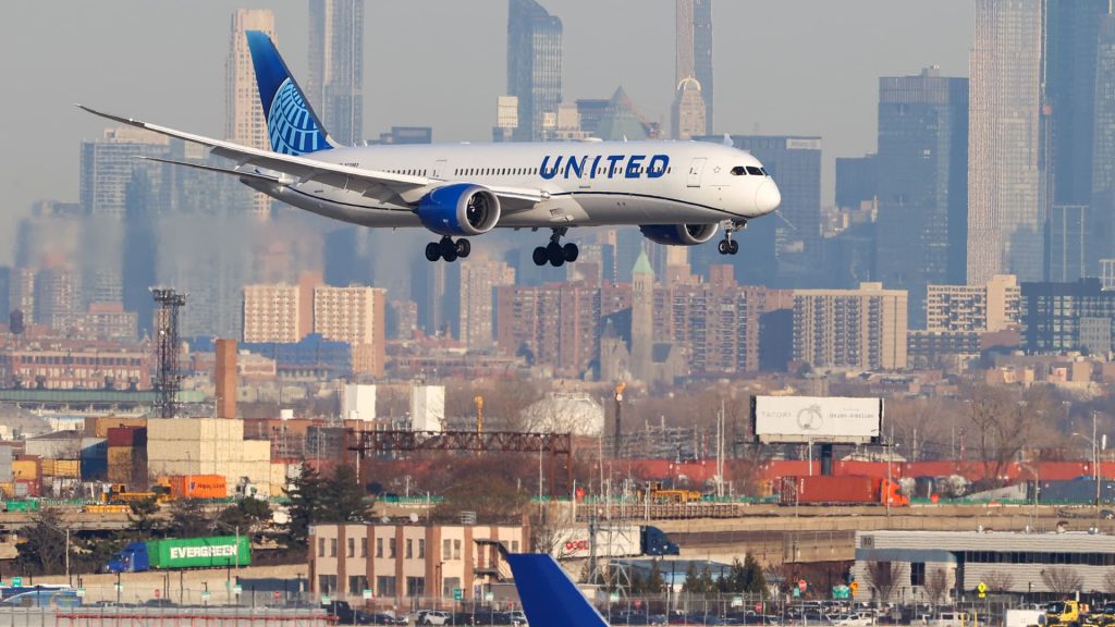 United Airlines wird 12 % seiner Inlandsflüge nach Newark kürzen, um Verspätungen einzudämmen