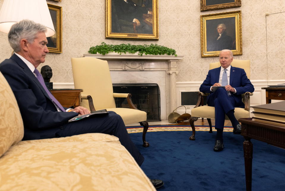 US-Präsident Joe Biden trifft sich mit dem Vorsitzenden der US-Notenbank, Jerome Powell, und US-Finanzministerin Janet Yellen, um im Oval Office des Weißen Hauses in Washington, DC, USA, am 31. Mai 2022 über die Wirtschaft zu sprechen. REUTERS/Lea Millis