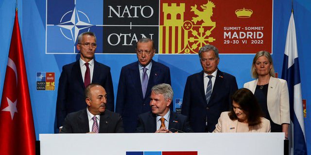 Türkische, schwedische und finnische Beamte versammeln sich während des NATO-Gipfels in Madrid, Spanien, am 28. Juni 2022. 