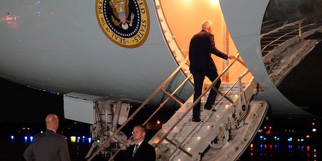 Präsident Joe Biden betritt die Air Force One auf einer Reise nach Israel und Saudi-Arabien am Dienstag, den 12. Juli 2022, auf der Andrews Air Force Base in Maryland. 