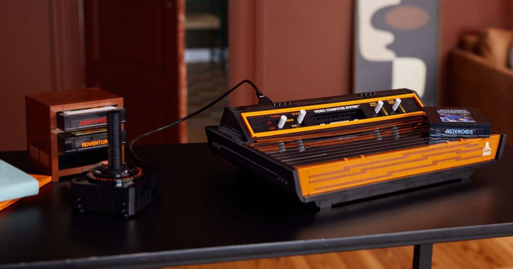 Die legendäre Atari 2600-Konsole erhält eine Lego-Behandlung, um das 50-jährige Bestehen des Unternehmens zu feiern