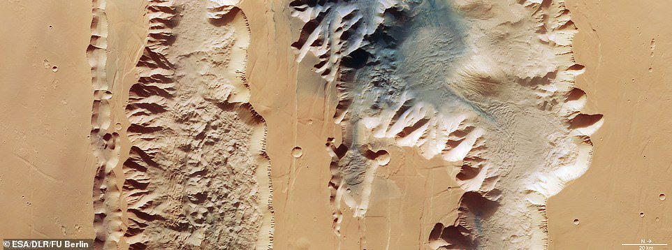 Das riesige Tal des Roten Planeten wurde in neuen Bildern enthüllt, die von der Europäischen Weltraumorganisation veröffentlicht wurden.  Das neue Bild zeigt zwei Gräben oder Chasma, die einen Teil des westlichen Teils von Valles Marineris bilden.  Links ist Lus Chasma, das 521 Meilen lang ist, und rechts ist das Tithonium Chasma, das 500 Meilen lang ist