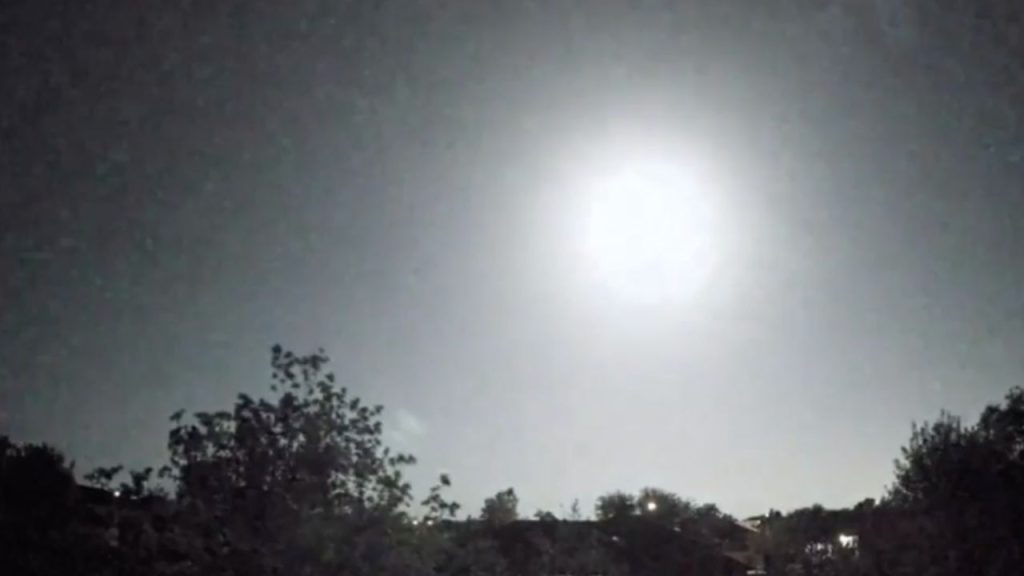 Der texanische Feuerball erleuchtet den Nachthimmel in der Nähe von Austin