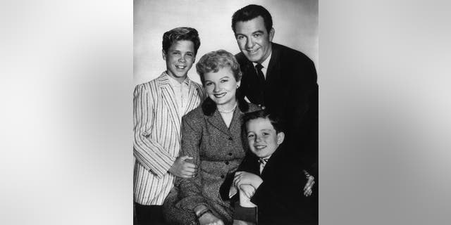 Dow spielte in der TV-Serie neben Hugh Beaumont, Jerry Mathers und Barbara Billingsley "Überlassen Sie es dem Biber."