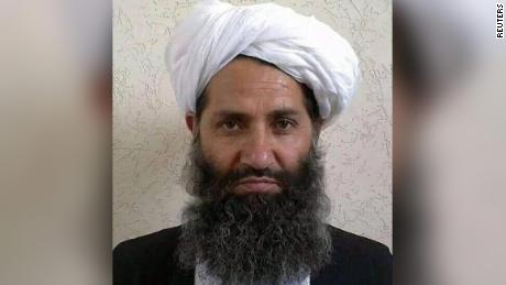 Akhundzada ist als zurückgezogener Anführer bekannt.  Er wurde auf diesem undatierten Foto von mehreren Taliban-Beamten identifiziert, die es ablehnten, namentlich genannt zu werden.