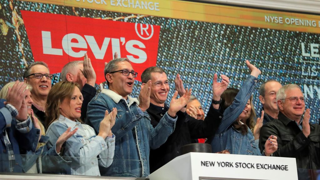 Top-Analysten an der Wall Street empfehlen, Aktien wie Levi's und Palo Alto zu kaufen