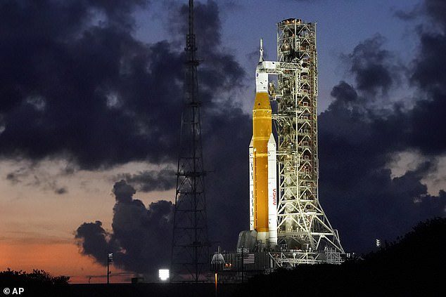 Shaun und Orion werden später in diesem Sommer vom Space Launch System der NASA – 322 Fuß (98 m) hoch, 23 Milliarden US-Dollar – gestartet.