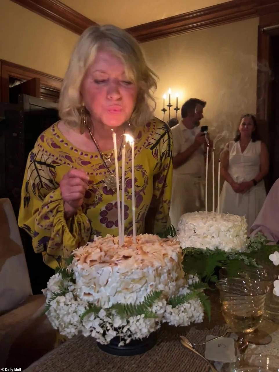 Ihr Geburtstag: Die Gäste genießen ihren Chardonnay, 19 Martha Chard Crimes und Molly Chapelts Boyfriend Cabernet Sauvignon
