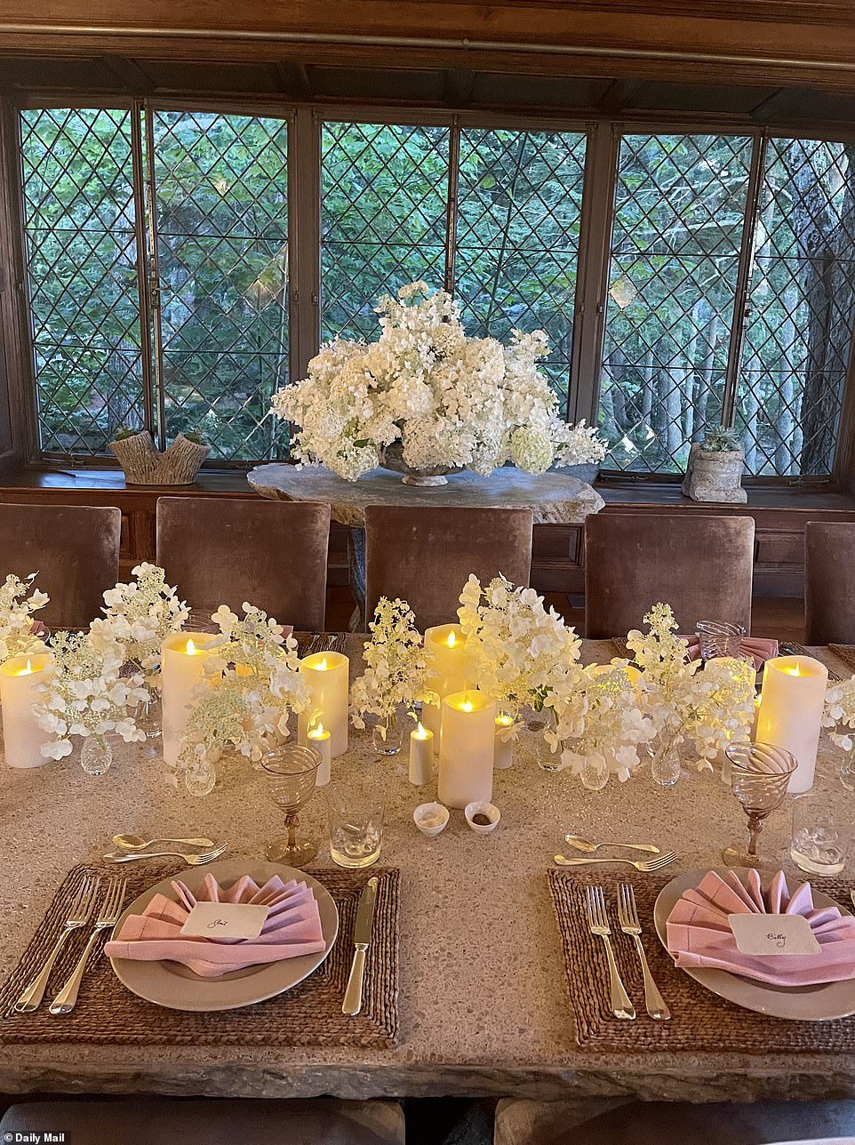 Kerzenlicht: Die Tischdekoration umfasst Weiß-, Rosa- und Brauntöne