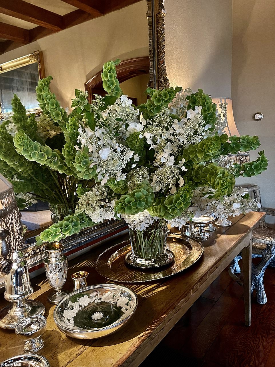 Atemberaubend: Die TV-Persönlichkeit enthüllte, dass ihr bester Freund Kevin Sharkey riesige Blumenarrangements für ihr Zuhause mit Blumen aus ihrem Garten gemacht hat, darunter Hortensien, Löwenmäulchen, Feinkost und Lilien.