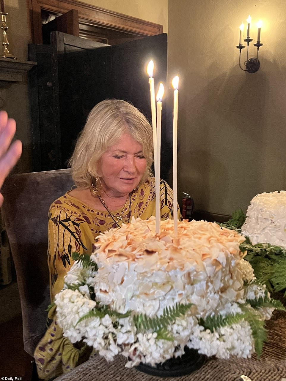 So lecker: Ihr köstlicher Kuchen erschien auf drei weißen Kerzen