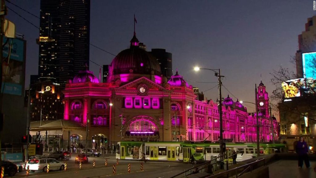 Olivia Newton-John: Australische Wahrzeichen leuchten rosa, um die Sängerin und Krebsaktivistin zu ehren