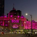 Olivia Newton-John: Australische Wahrzeichen leuchten rosa, um die Sängerin und Krebsaktivistin zu ehren