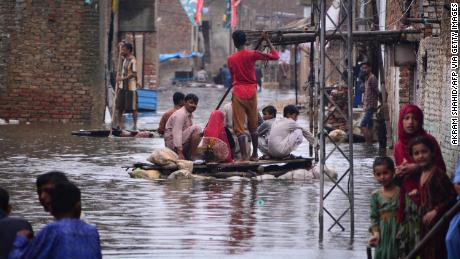 Mehr als 900 Menschen wurden durch Monsunregen und Überschwemmungen in Pakistan getötet, darunter 326 Kinder