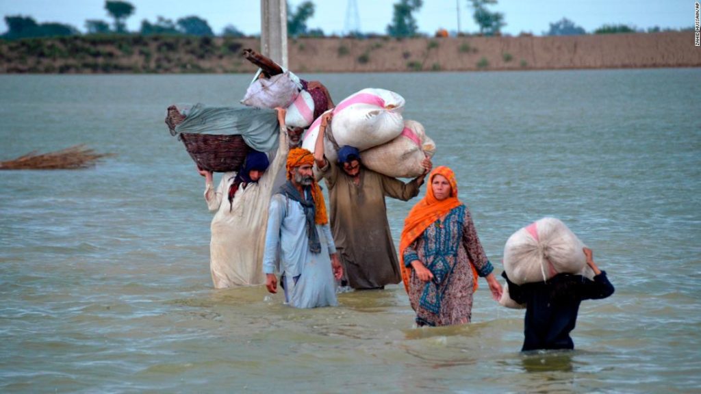 Die Überschwemmungen in Pakistan haben 33 Millionen Menschen von der schlimmsten Katastrophe seit einem Jahrzehnt betroffen, sagt ein Minister