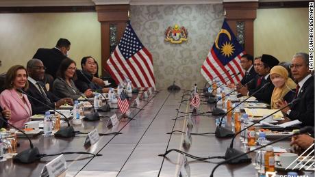 Die Sprecherin des US-Repräsentantenhauses, Nancy Pelosi, trifft sich am 3. August in Kuala Lumpur, Malaysia, mit malaysischen Politikern.