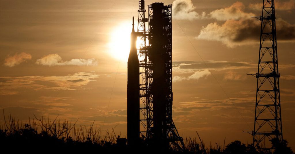Beobachten Sie, wie die Artemis Moon Rocket der NASA auf der Startrampe abhebt