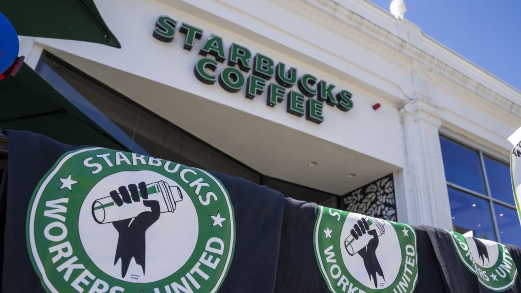 Die Starbucks-Gewerkschaft bittet den Kaffeegiganten, die Lohn- und Leistungserhöhung auf Gewerkschaftsläden auszudehnen