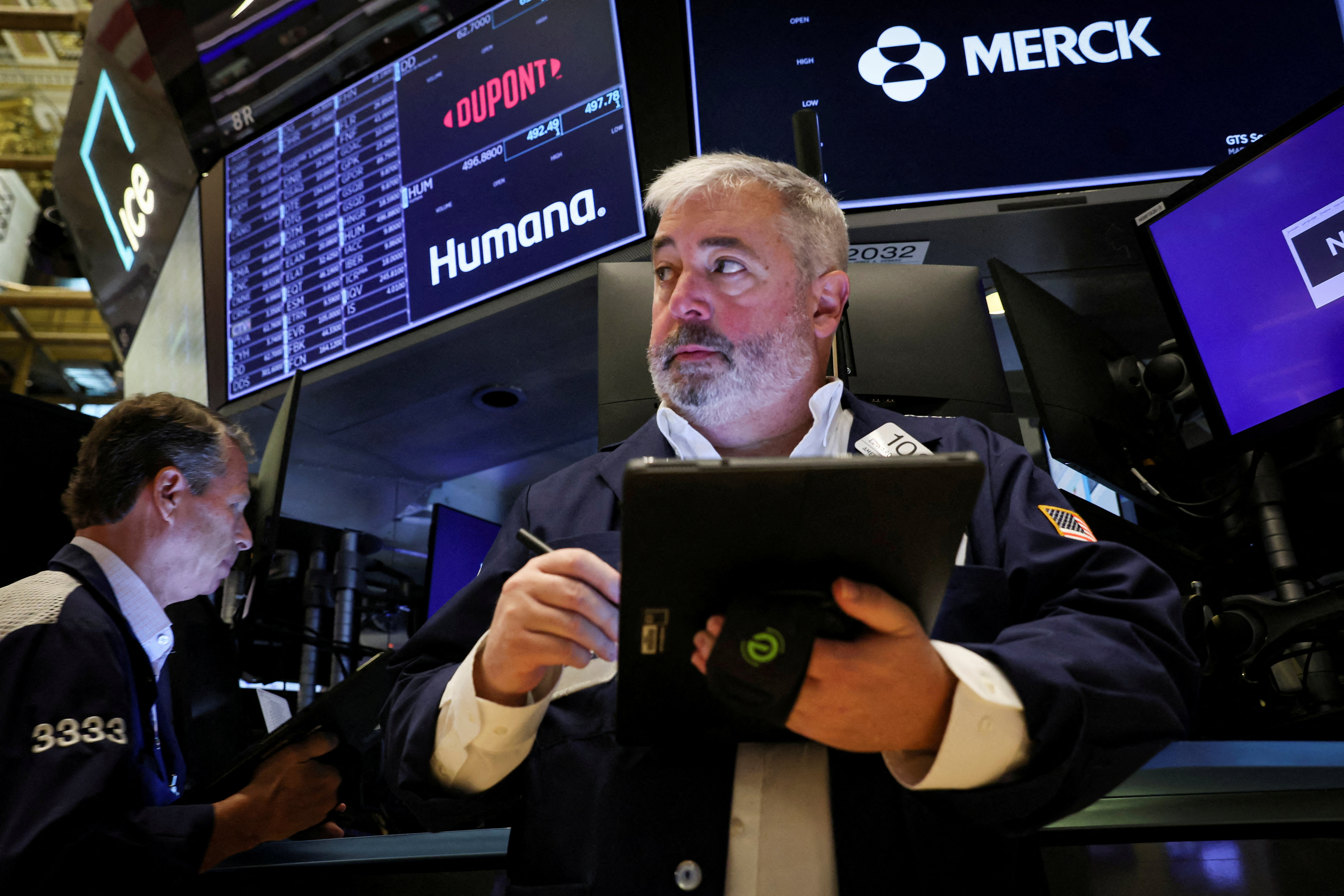 Händler arbeiten auf dem Parkett der New York Stock Exchange in New York