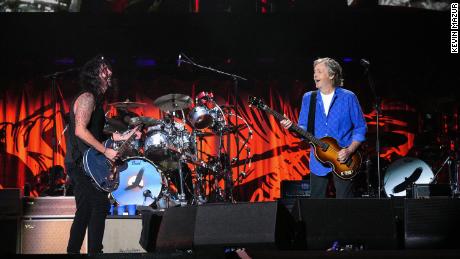 Grohl und McCartney treten bei der ersten von zwei Hawkins-Ehrungen auf. 