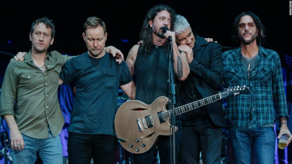 Die Foo Fighters zollen dem Schlagzeuger Taylor Hawkins bei einem Konzert in London Tribut