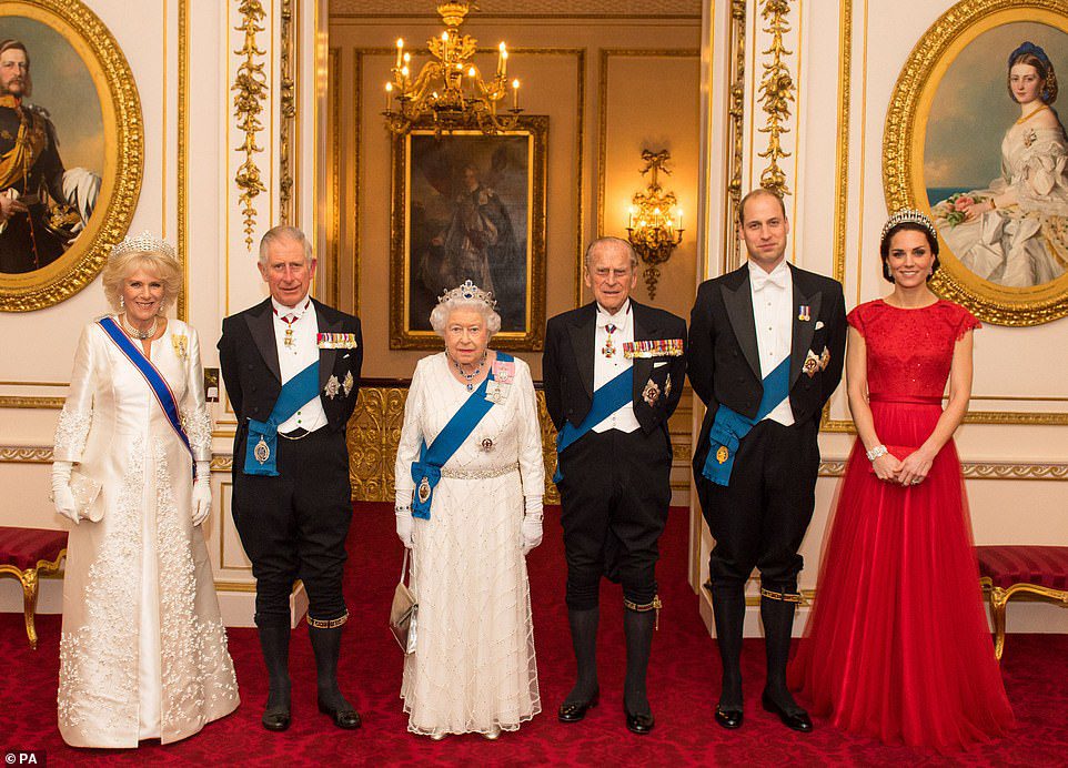(von links nach rechts) Die Herzogin von Cornwall, Prinz von Wales, Königin Elizabeth II., Herzog von Edinburgh und der Herzog und die Herzogin von Cambridge im Buckingham Palace am 8. Dezember 2016