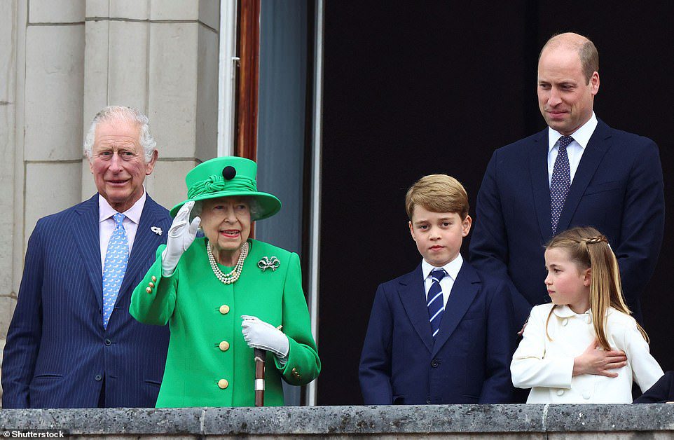 Prinz William ist nun Thronfolger des Vereinigten Königreichs, nachdem er nach dem Tod von Königin Elizabeth II. Prinz Charles übernommen hat.  Oben: Die Queen auf dem Balkon des Buckingham Palace mit Prinz Charles, Prinz William und seinen Kindern, Prinz George und Prinzessin Charlotte, während des Platinum Jubilee Competition im Juni