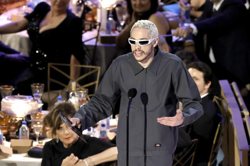 LOS ANGELES, CA - 12. SEPTEMBER: Pete Davidson spricht auf der Bühne während der 74. Primetime Emmys Awards im Microsoft Theatre am 12. September 2022 in Los Angeles, Kalifornien.  (Foto von Kevin Winter/Getty Images)