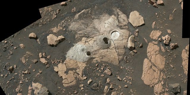 Dieses Mosaik besteht aus mehreren Bildern der NASA-Marssonde und zeigt einen so genannten Felsvorsprung "Wildkatzengrat" Der Rover extrahierte zwei Felskerne und kratzte einen kreisförmigen Fleck ab, um die Zusammensetzung des Gesteins zu überprüfen. 