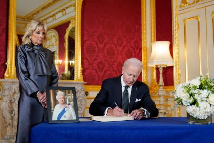 Präsident Joe Biden unterzeichnet nach dem Tod von Königin Elizabeth II. Im Lancaster House in London ein Kondolenzbuch, während First Lady Jill Biden auf Royals Biden blickt, London, Großbritannien - 18. September 2022