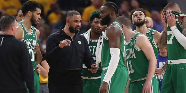 Boston Celtics-Trainer Im Odoka, Mitte links, spricht mit Spielern während der ersten Hälfte des zweiten Spiels der NBA Finals gegen die Golden State Warriors in San Francisco, Sonntag, 5. Juni 2022.