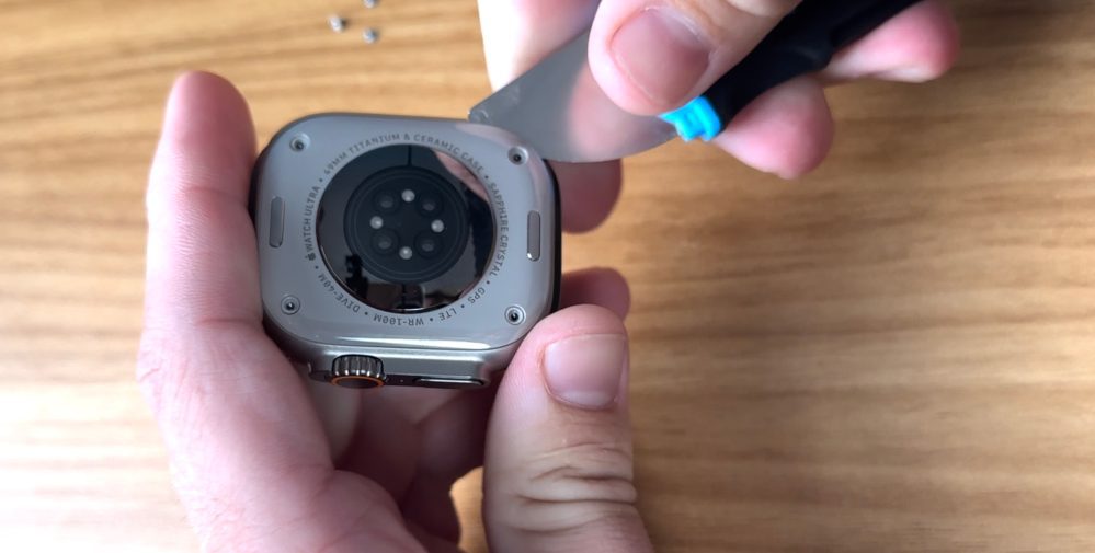 Starren auf die Öffnung der Apple Watch Ultra