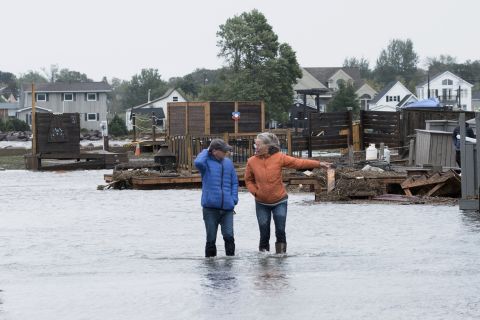 Bewohner stehen nach Fionas Tod am Samstag in Shediac, New Brunswick, im Hochwasser.