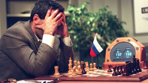 Kasparov blickt vor seinem nächsten Zug im ersten Teil der fünften Partie gegen den IBM-Computer auf das Schachbrett 