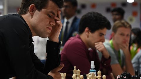 Carlsen erwägt einen Wechsel während des Spiels der achten Runde gegen die Slowakei bei der 44. Schacholympiade.