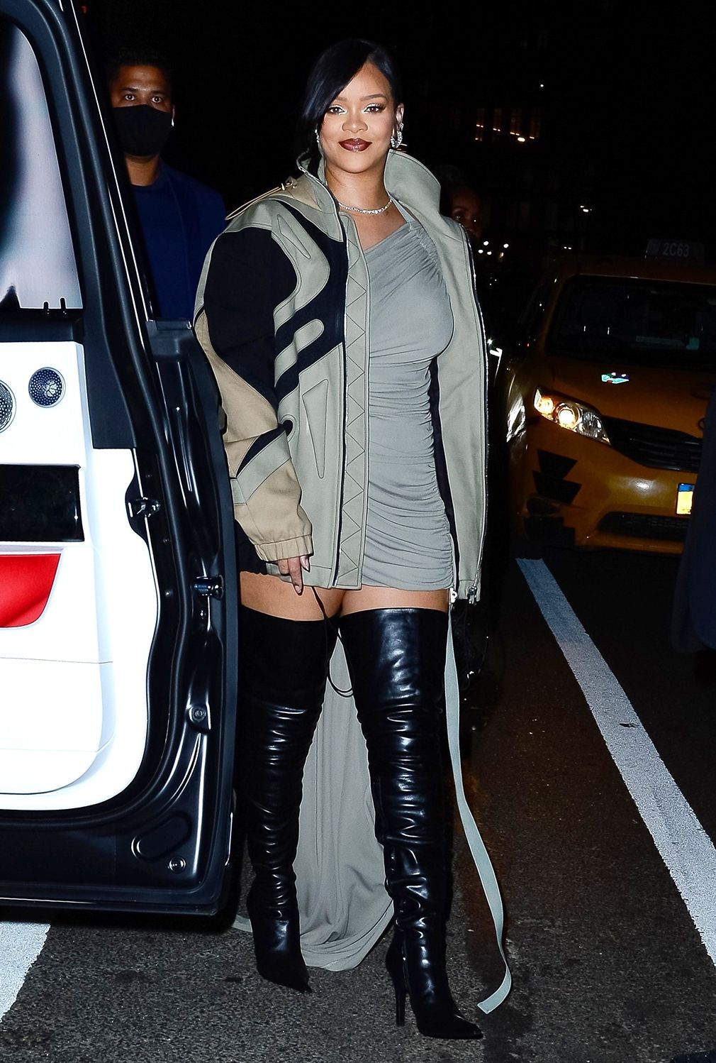 Rihanna rockt ein Minikleid in hüfthohen Balenciaga-Stiefeln