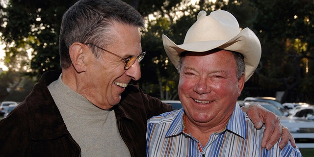 William Shatner (rechts) sagte, er sei dankbar, eine jahrzehntelange Freundschaft mit seinem Star Trek-Star Leonard Nimoy (links) zu haben.