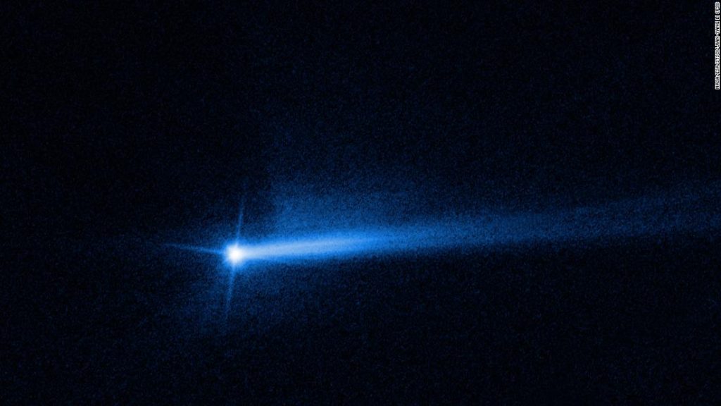 Hubble zeigt eine Ansicht eines Doppelschweifs, der durch die Asteroideneinschlagsmission erzeugt wurde