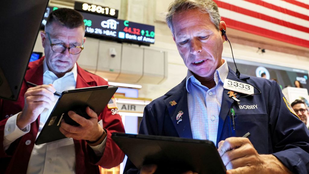 Aktien-Futures fallen, während die Anleger auf große Tech-Gewinne warten
