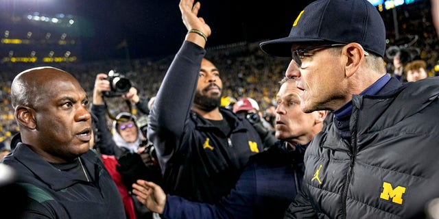 Michigan-Trainer Jim Harbaugh, rechts, schüttelt Michigan State-Trainer Mel Tucker am 29. Oktober 2022 im Michigan Stadium in Ann Arbor, Michigan, die Hand.