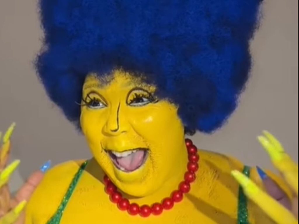 Lizzo verwirrt die Fans mit ihrem aufwändigen Marge-Simpson-Kostüm, das auf Family Guy-Voiceover gesetzt wurde