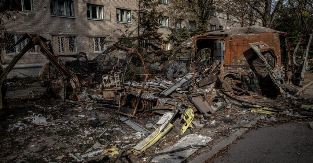 Putin erklärt das Kriegsrecht in der annektierten Ukraine, während Zivilisten mit der Evakuierung beginnen