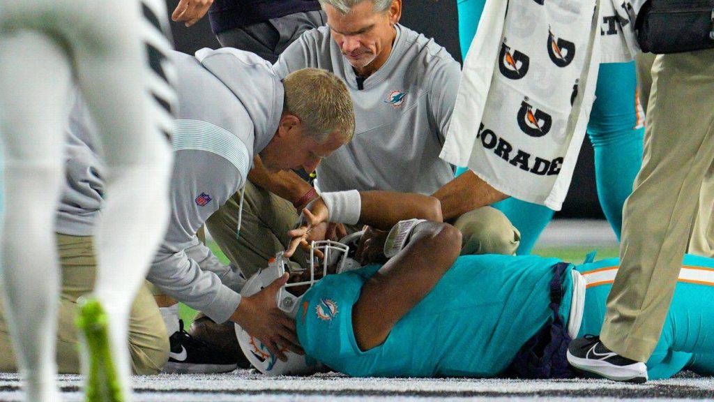 Quelle sagt, dass ein unabhängiger Neurotrauma-Berater, der die Miami Dolphins bewertete, QB Tua Tagovailoa wegen „mehrerer Fehler“ gefeuert hat.